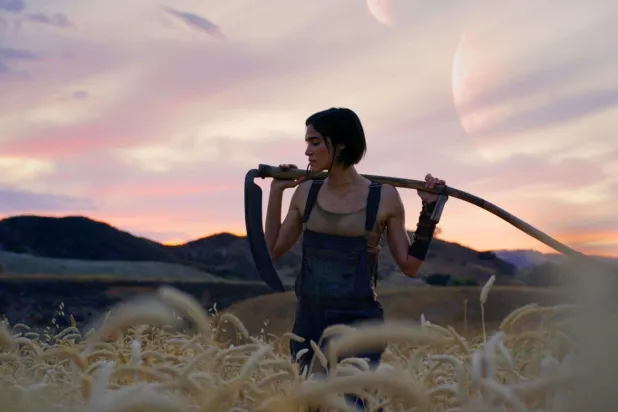 Zack Snyder'ın iki kısımdan oluşan bilimkurgu serisi Rebel Moon'un başrolünde, Climax'le tanınan Cezayir asıllı Fransız aktris Sofia Boutella yer almıştı (Netflix)