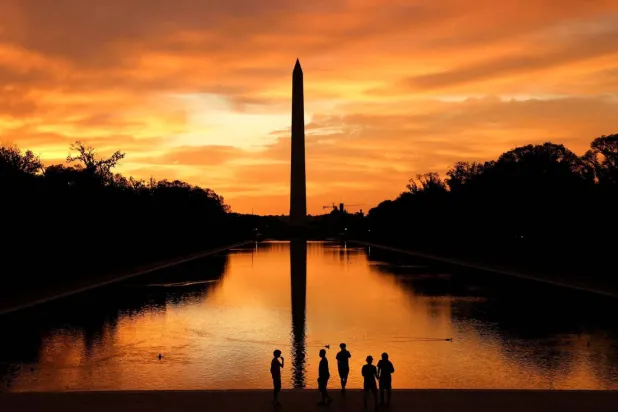 Donald Trump, Lincoln Anıtı Yansıma Havuzu'nu "Biden'ın pisliği ve beceriksizliğinden" arındırma planlarını açıkladı (Reuters)