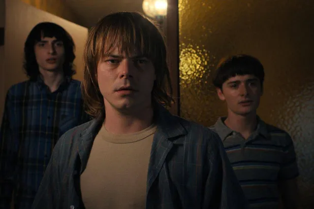 Charlie Heaton'ın (ortada) eski sevgilisi Akiko Matsuura'dan 11 yaşında bir oğlu var (Netflix)