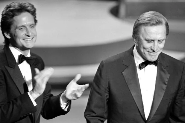 Michael Douglas, Kaliforniya'ya bağlı Hollywood'da 25 Mart 1985'te düzenlenen 57. Akademi Ödülleri'nde babası Kirk Douglas'ı alkışlarken (AFP)