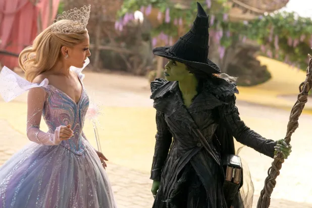 Eğer Cynthia Erivo (sağda) ve Ariana Grande (solda), Elphaba ve Glinda rolleriyle bir kez daha Oscar'a aday gösterilirse, Akademi tarihinde aynı rolle iki kez adaylık elde eden 7. ve 8. oyuncular olarak tarihe geçecek (Universal)