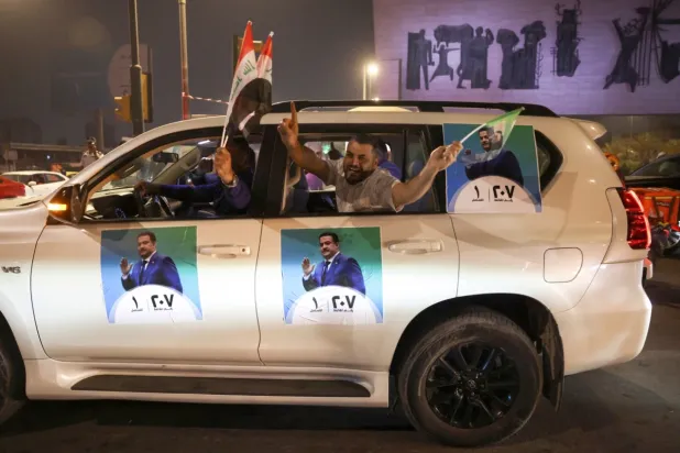 Irak’taki parlamento seçimlerinin ön sonuçlarının açıklanmasının ardından Bağdat’ta kutlama yapan İmar ve Kalkınma Koalisyonu destekçisi Iraklılar, 12 Kasım 2025 (Reuters)