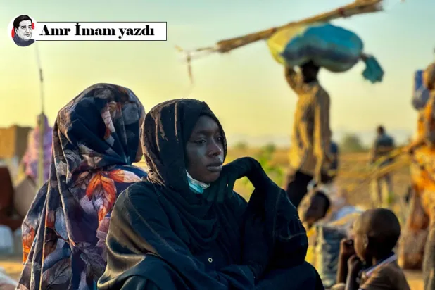 Hızlı Destek Kuvvetleri'nin eline geçmesinin ardından el-Faşir'den kaçan mülteci bir kadın, Batı Sudan'ın savaştan zarar görmüş Darfur bölgesindeki Tavila'da dinleniyor, 28 Ekim 2025 (AFP)