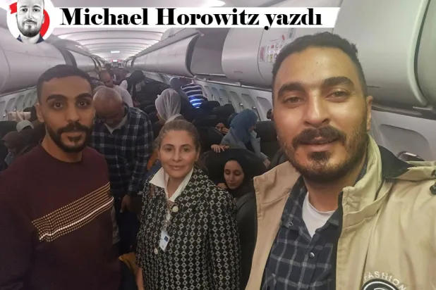 Filistin'in Güney Afrika Büyükelçisi Hanan Carrar’ın Güney Afrika'nın Johannesburg kentinde bir uçakta çekilen ve gülümserken görüldüğü bir fotoğraf, 13 Kasım 2025 (Reuters)