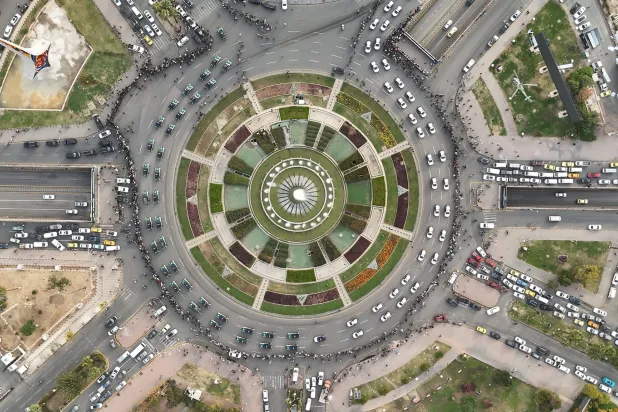 Şam sokaklarındaki yeni Suriye polis araçlarından oluşan büyük bir geçit töreni (İçişleri Bakanlığı'nın X hesabından)