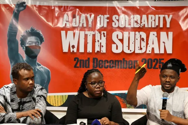 Kenya'nın başkenti Nairobi'den Sudan'daki savaşın sona ermesi çağrısında bulunan barış aktivistleri, 1 Aralık 2025 (Reuters)