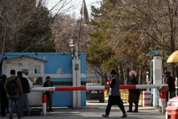 Taliban güvenlik güçleri, toplantıya ev sahipliği yapan Kabil Üniversitesi önünde nöbet tutuyor, 6 Mart 2023 (Arşiv-AFP)