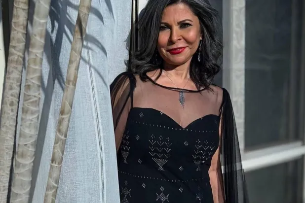 الفنانة سلوى محمد علي بفستان من «التلي» و«الشيفون» (المصمم محمد سامي)