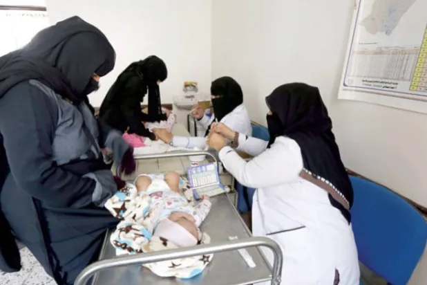 يمنيات يُدخلن أطفالهن مشفى في صنعاء يعاني شحاً بالأدوية والمعدات (إ.ب.أ)