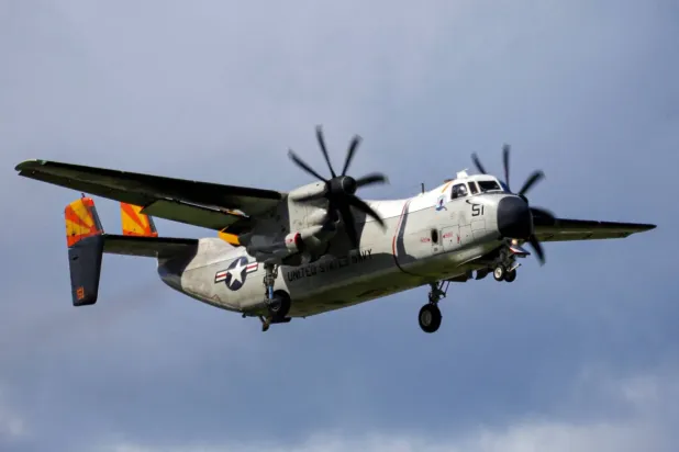 ABD Donanmasına ait bir C-2A Greyhound uçağı, Karayipler'deki uyuşturucu kaçakçılığıyla mücadele misyonu kapsamında Porto Riko'daki Luis Muñoz Marín Havalimanı'na yaklaşıyor (AFP)