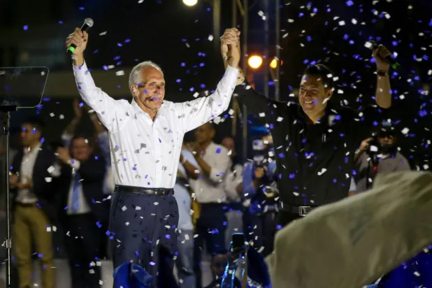 عصفورة خلال تجمع انتخابي ختامي في تيغوسيغالبا (أ.ف.ب)