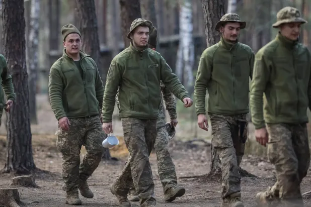 FILE PHOTO: Pavlo Broshkov and Yevhen Yushchenko young recruits of the 28th Knights of the Winter Campaign Separate Mechanised Brigade of the Ukrainian Armed Forces go to the canteen during a break in exercise, amid Russia's attack on Ukraine, in Kyiv region, Ukraine April 4, 2025. REUTERS/Gleb Garanich/File Photo
