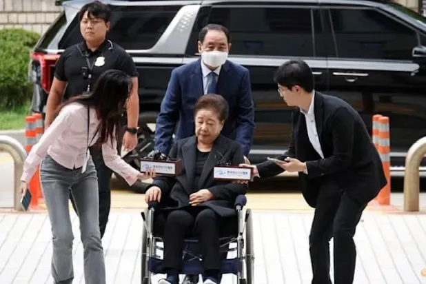 إن هاك جا زعيمة كنيسة التوحيد تصل إلى المحكمة لحضور جلسة استماع لمراجعة مذكرة التوقيف الصادرة بحقها بناء على طلب المدعين الخاصين في سيول (أرشيفية - رويترز)