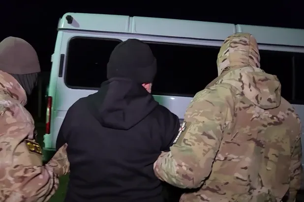 عناصر من جهاز الأمن الفيدرالي الروسي خلال إلقاء القبض على مشتبه به في محاولة اغتيال ضابط روسي بالقرم (لقطة من فيديو لجهاز الأمن الفيدرالي)