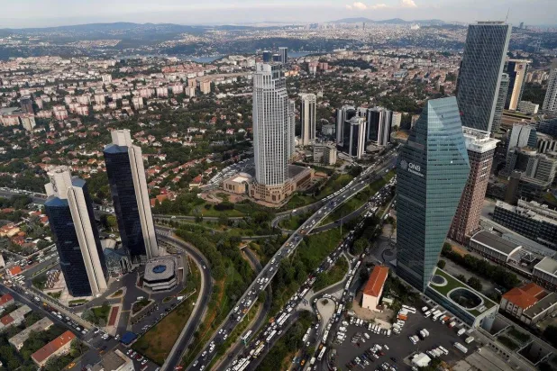 منطقة ليفنت التجارية والمالية التي تضم مقارّ البنوك ومراكز التسوق الشهيرة في إسطنبول (رويترز)