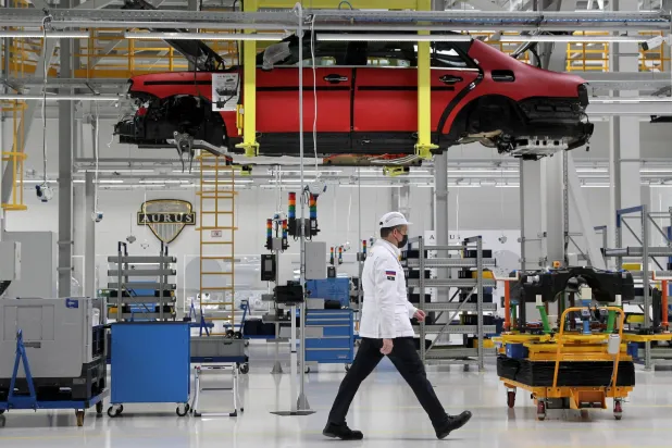 يمرّ موظف عبر خط التجميع في مصنع أوروس بمدينة يلابوغا جمهورية تتارستان. روسيا (رويترز)