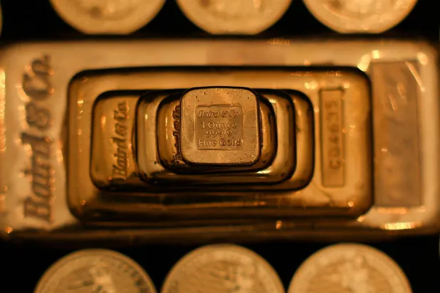 FILE PHOTO: UK gold bullion bars and coins are displayed at Baird & Co in Hatton Garden in London, Britain, October 8, 2025. REUTERS/Hiba Kola/File Photo
