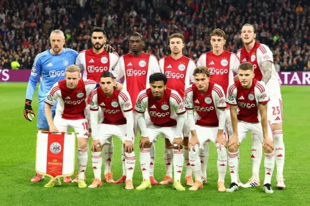 لاعبو أياكس يقفون لالتقاط صورة جماعية (رويترز)