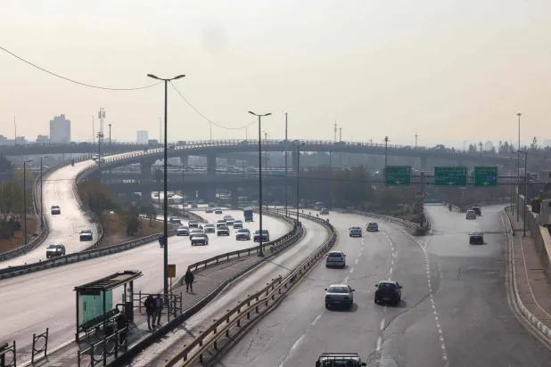  Traffic moves in heavy smog in Tehran on November 29, 2025. (AFP) 