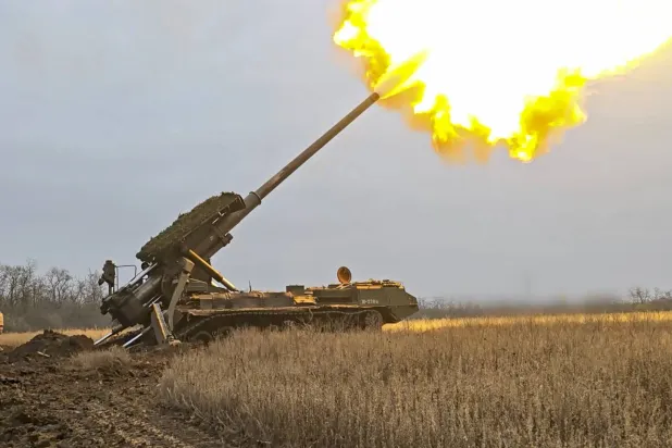 صورة من شريط فيديو لمدفع روسي ذاتي الحركة يطلق قذيفة باتجاه مواقع أوكرانية (أرشيفية - إ.ب.أ)