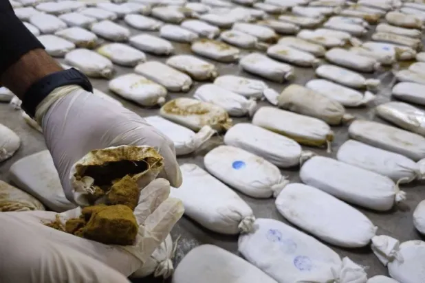 صورة وزعتها «وكالة الأنباء العراقية» لجانب من المخدرات المضبوطة