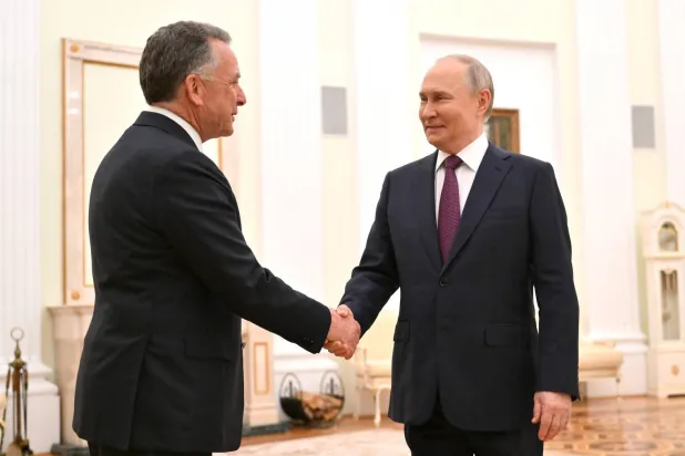 الرئيس الروسي فلاديمير بوتين مستقبلاً المبعوث الأميركي ستيف ويتكوف بالكرملين في 25 أبريل 2025 (د.ب.أ)