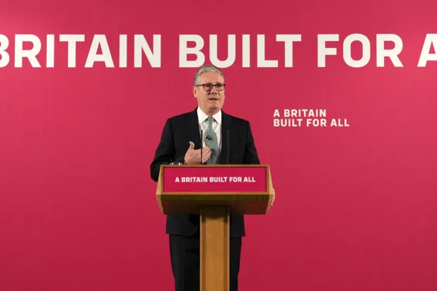 كير ستارمر يلقي خطاباً عقب ردود الفعل على إعلان موازنة حكومته في لندن (أ.ف.ب)