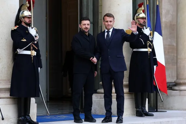  French President Emmanuel Macron shakes hands with Ukrainian President Volodymyr Zelenskiy as he arrives for a meeting at the Elysee Palace in Paris, France, December 1, 2025. (Reuters)