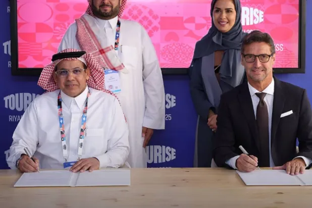 «رؤى المدينة القابضة» توقع اتفاقية شراكة إدارة وتشغيل بقطاع الفنادق مع «أديرا»