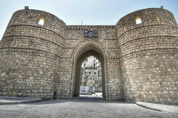 بوابة جدة التاريخية إحدى العلامات البارزة للمجسمات والفنون البصرية (واس)