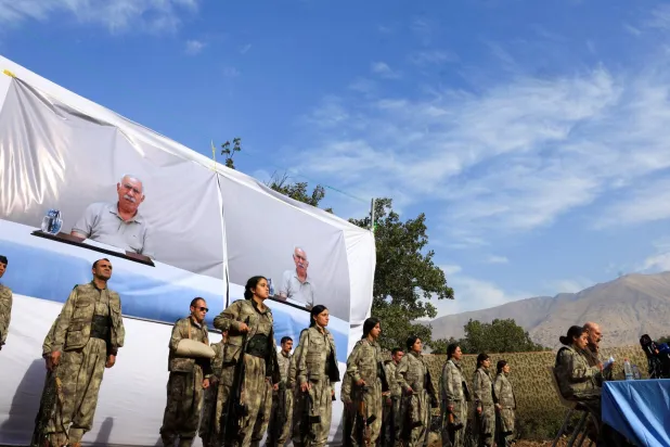 حزب «العمال الكردستاني» أعلن في مؤتمر صحافي بجبل قنديل في 26 أكتوبر الماضي سحب جميع مسلحيه من تركيا (رويترز)



القيادي في «العمال الكردستاني» آمد ملاذغيرت (أ.ف.ب)

نائبة رئيس المجموعة البرلمانية لحزب «الديمقراطية والمساواة للشعوب» غولستان كوتشيغيت (حساب الحزب في إكس)

عناصر من القوات التركية المشاركة في عملية «المخلب القفل» ضد «العمال الكردستاني» شمال العراق (الدفاع التركية - إكس)
أوجلان وجَّه نداءً في 27 فبراير الماضي لحل حزب «العمال الكردستاني» ونزع أسلحته (إ.ب.أ)