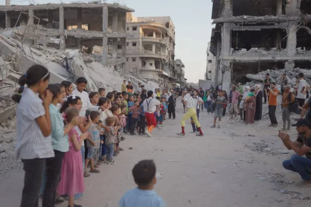 عروض «سيرك غزة الحر» مع الأطفال في لقطة من الفيلم (الشركة المنتجة)