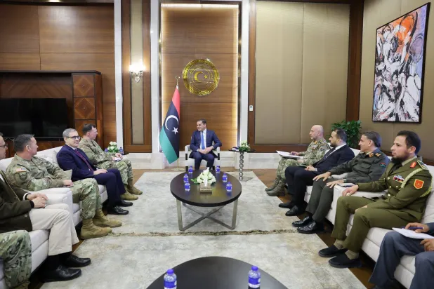 رئيس حكومة «الوحدة» الليبية عبد الحميد الدبيبة خلال اجتماعه مع قائد «أفريكوم» الجنرال داغفين أندرسون في طرابلس الاثنين (حكومة «الوحدة»)