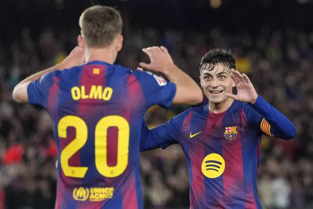 نجم وسط برشلونة بيدري (إ.ب.أ)