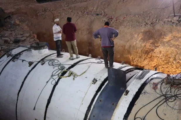 فنيون بجهاز «النهر الصناعي» في ليبيا يعملون على توصيل خط فرعي (النهر الصناعي)