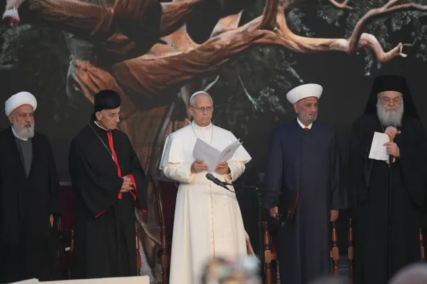 البابا ليو الرابع عشر يلقي كلمته وسط رؤساء الطوائف اللبنانية في وسط بيروت خلال ثاني أيام زيارته إلى لبنان (أ.ب)