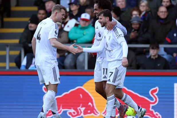 مان يونايتد استطاع الفوز على كريستال بالاس بملعبه (رويترز)