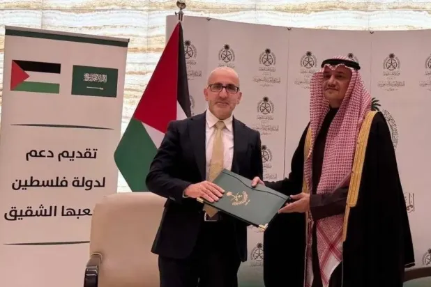 Prens Mansur bin Halid, Amman'daki büyükelçilik binasında Bakan Estephan Anton Selame’ye Suudi Arabistan'ın hibesini takdim ederken (WAFA)