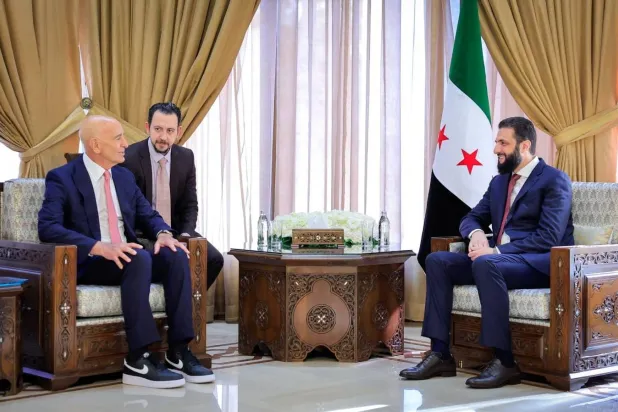 الرئيس السوري أحمد الشرع والمبعوث الأميركي الخاص توم برّاك (الرئاسة السورية)