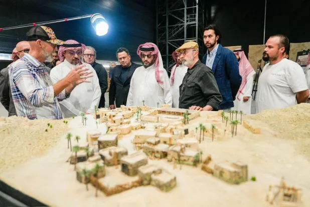 تركي آل الشيخ يشاهد العناصر البصرية الدقيقة التي تعكس البيئة التاريخية للفيلم (هيئة الترفيه)