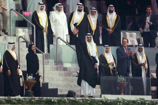 الشيخ تميم بن حمد آل ثاني أمير دولة قطر لدى وصوله إلى ملعب افتتاح كأس العرب 2025 (الاتحاد العربي)
