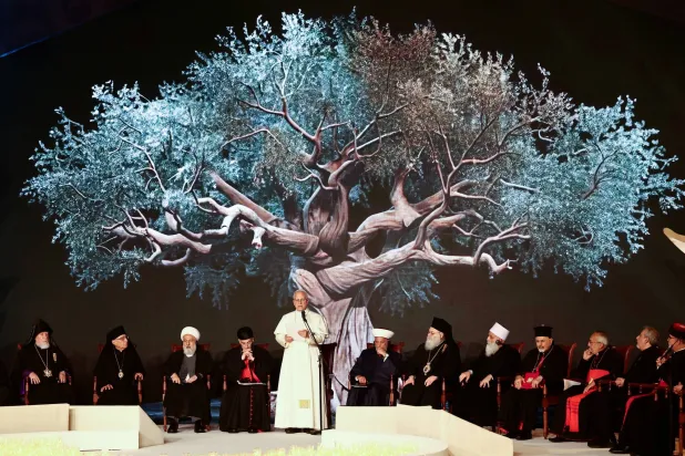 البابا ليو الرابع عشر يلقي كلمته وسط رؤساء الطوائف اللبنانية في وسط بيروت (رويترز)