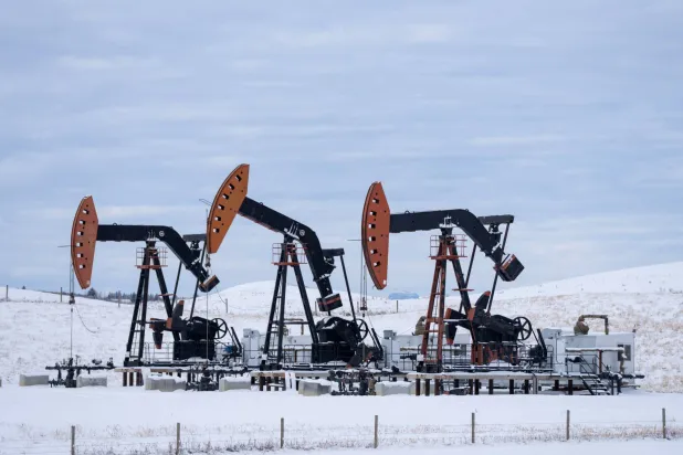 مضخات نفط تعمل في حقل مزارع بالقرب من كالغاري بألبرتا (رويترز)