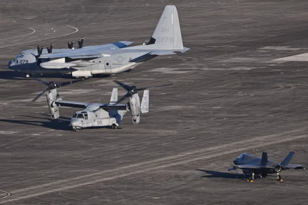 طائرة «أوسبري MV-22» تابعة لسلاح مشاة البحرية الأميركية تتجه إلى مطار خوسيه أبونتي دي لا توري في سيبا ببورتوريكو (أ.ف.ب)