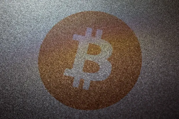 Hong Kong'daki bir kripto para borsasının dışındaki Bitcoin logosu (AFP)