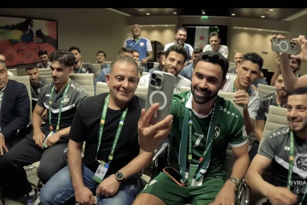 لاعبو منتخب سوريا خلال مكالمة الرئيس أحمد الشرع عبر الفيديو (الاتحاد السوري)