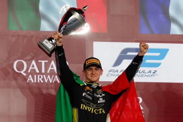 الإيطالي فورنارولي خلال تتويجه بلقب «فورمولا 2» في قطر (رويترز)