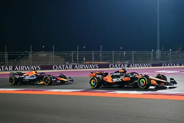  McLaren's Australian driver Oscar Piastri (R) and Red Bull Racing's Dutch driver Max Verstappen drive during the Formula One Qatar Grand Prix at the Lusail International Circuit in Lusail on November 30, 2025. (AFP)