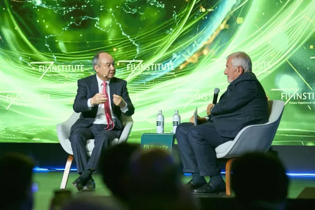 مؤسس «سوفت بنك» ورئيس اللجنة التنفيذية والرئيس التنفيذي المكلف لمؤسسة «مبادرة مستقبل الاستثمار» ريتشارد أتياس في إحدى جلسات قمة الأولوية (المؤسسة)