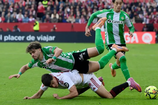 شهدت المباراة التي انتهت بفوز ريال بيتيس 2 - صفر إيقاف اللقاء لمدة 15 دقيقة (أ.ف.ب)